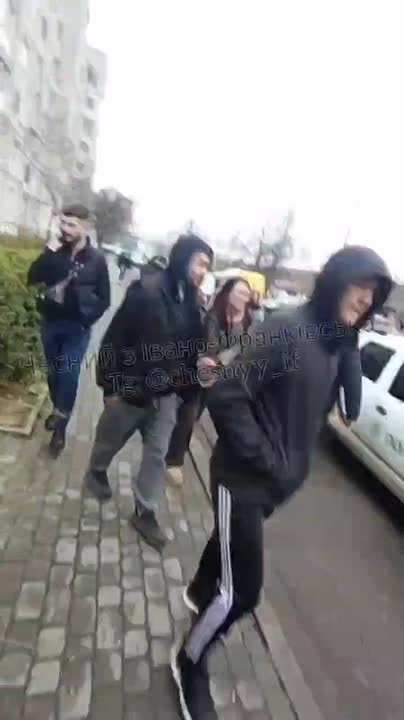 В Ивано-Франковске местные жители воспротивились похищению молодого парня полицейскими