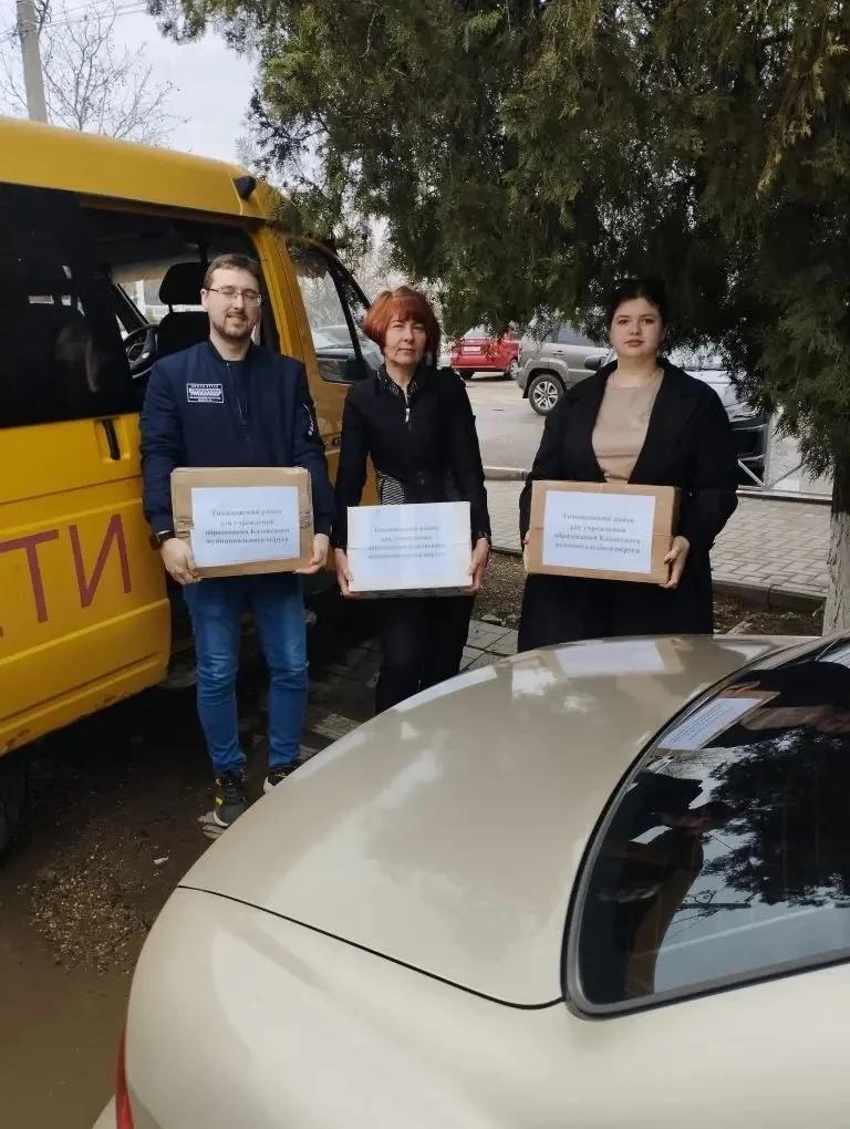 Жители Тимашевского района Кубани собрали гуманитарную помощь для образовательных учреждений Каховского округа