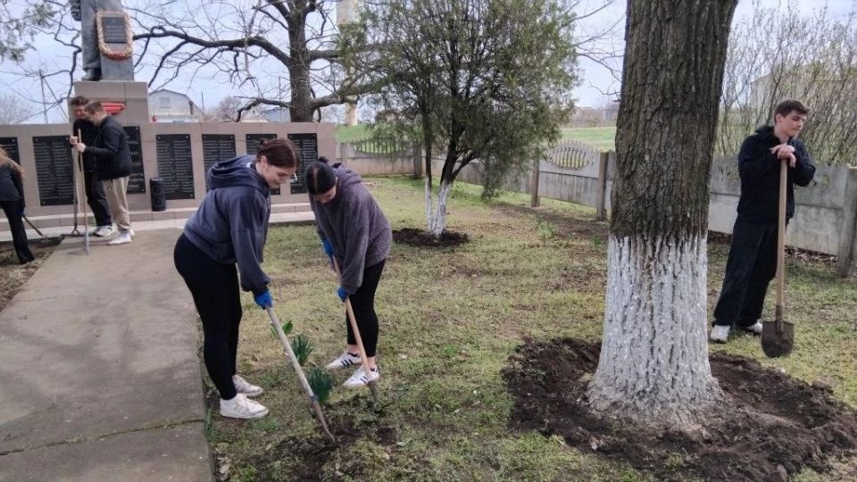 Школьники села Красный Перекоп провели уборку территории памятника павшим землякам, погибшим в годы Великой Отечественной войны Школьники села Красный Перекоп провели уборку территории памятника павшим землякам, погибшим в годы Великой Отечественной войны