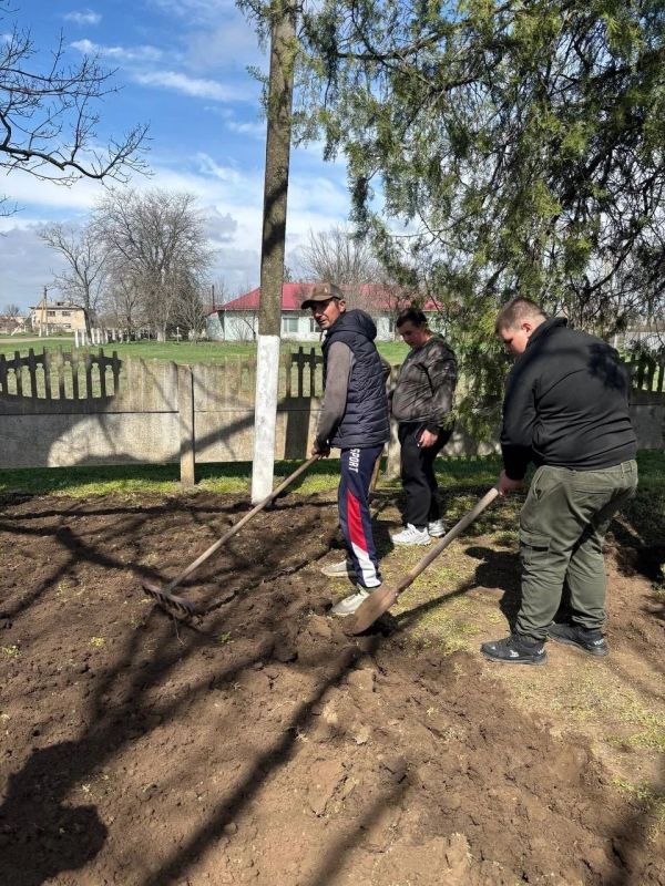 Школьники села Красный Перекоп провели уборку территории памятника павшим землякам, погибшим в годы Великой Отечественной войны Школьники села Красный Перекоп провели уборку территории памятника павшим землякам, погибшим в годы Великой Отечественной войны