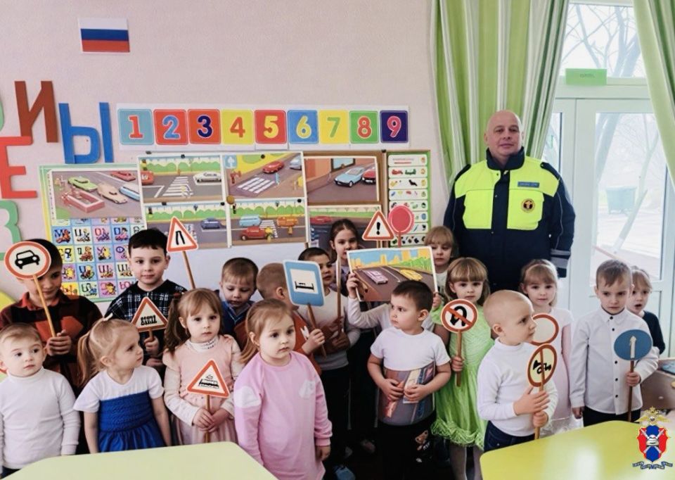 В Горностаевском округе Херсонской области сотрудники Госавтоинспекции провели профилактическое мероприятие для малышей В Горностаевском округе Херсонской области сотрудники Госавтоинспекции провели профилактическое мероприятие для малышей