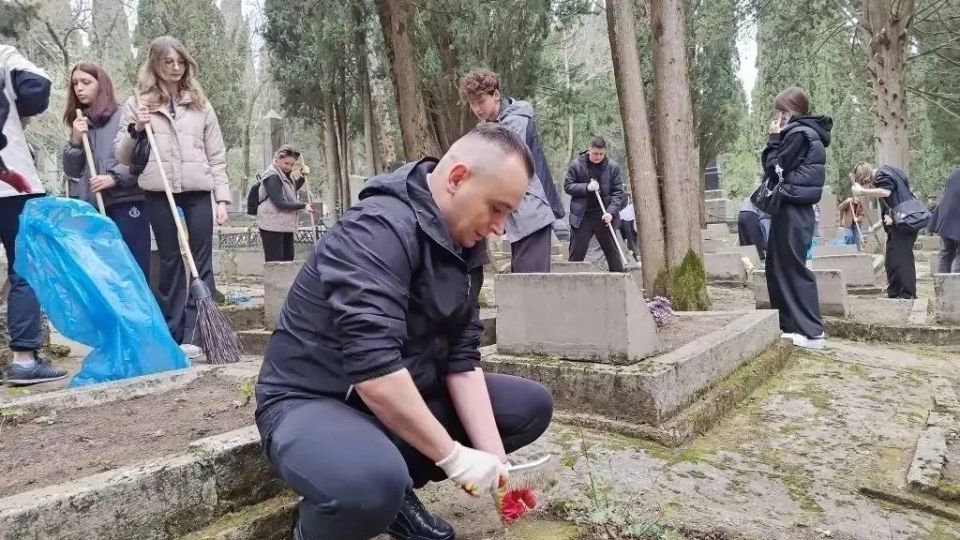 Сотрудники и студенты Херсонского педуниверситета приняли участие в ежегодной акции «Вахта памяти» Сотрудники и студенты Херсонского педуниверситета приняли участие в ежегодной акции «Вахта памяти»