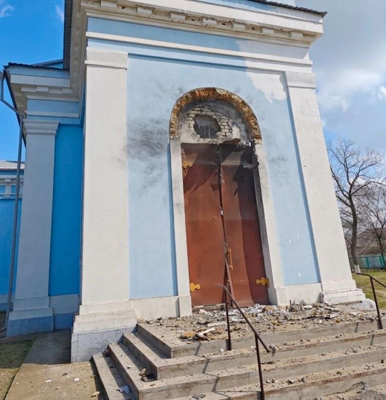 Утрачен иконостас, пробиты своды и окна: Потерявшие рассудок укронацисты нанесли удар по Успенскому храму Утрачен иконостас, пробиты своды и окна: Потерявшие рассудок укронацисты нанесли удар по Успенскому храму