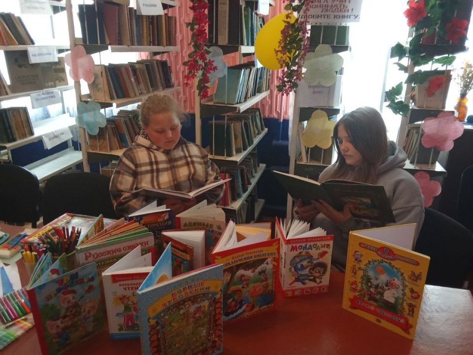 В Братской библиотеке открылась выставка книг Корнея Чуковского В Братской библиотеке открылась выставка книг Корнея Чуковского