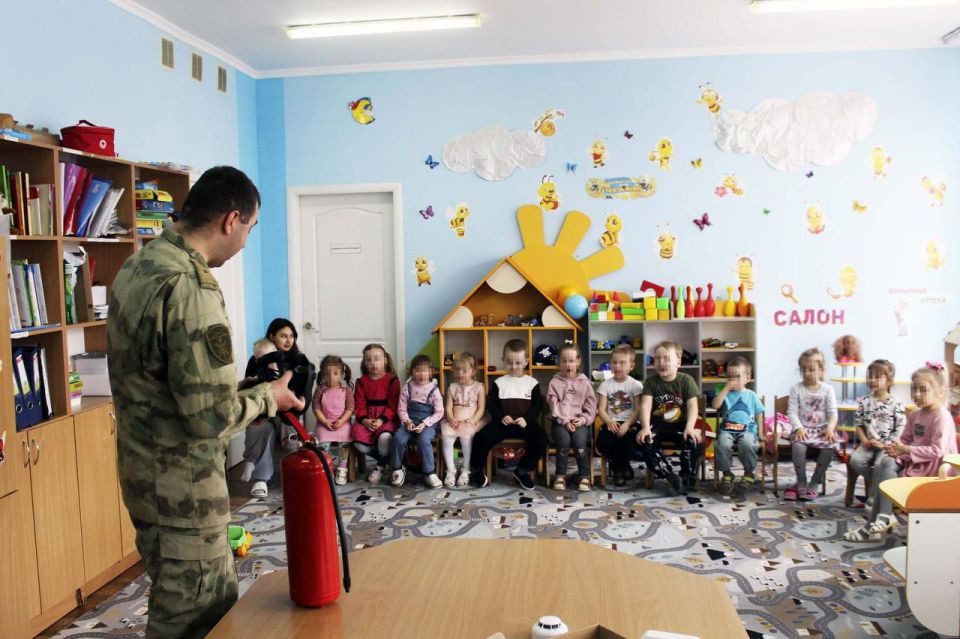Росгвардейцы провели занятие по пожарной безопасности для маленьких жителей Херсонской области Росгвардейцы провели занятие по пожарной безопасности для маленьких жителей Херсонской области