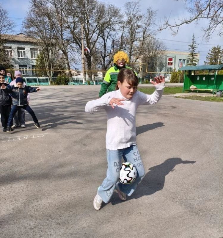 Весёлая программа "Подари улыбку" Весёлая программа "Подари улыбку"