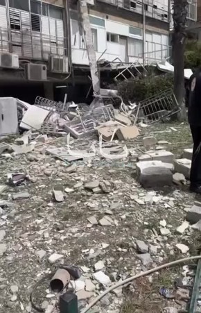 Иран применил кассетные боеприпасы при ударе по центральному Израилю - ранены пять человек, повреждены жилые дома и автомобили