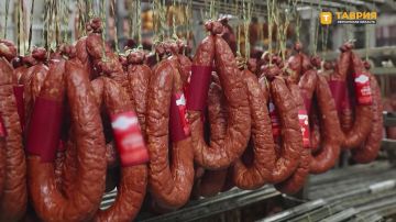 Енакиевский мясокомбинат в ДНР производит до 14 тонн колбасы в смену, заявил начальник колбасного цеха