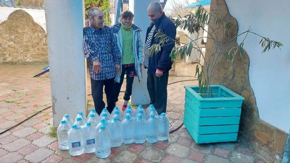 В прифронтовых районах Херсонской области людям стали развозить воду, благодаря содействию сенатора от региона Игоря Кастюкевича В прифронтовых районах Херсонской области людям стали развозить воду, благодаря содействию сенатора от региона Игоря Кастюкевича