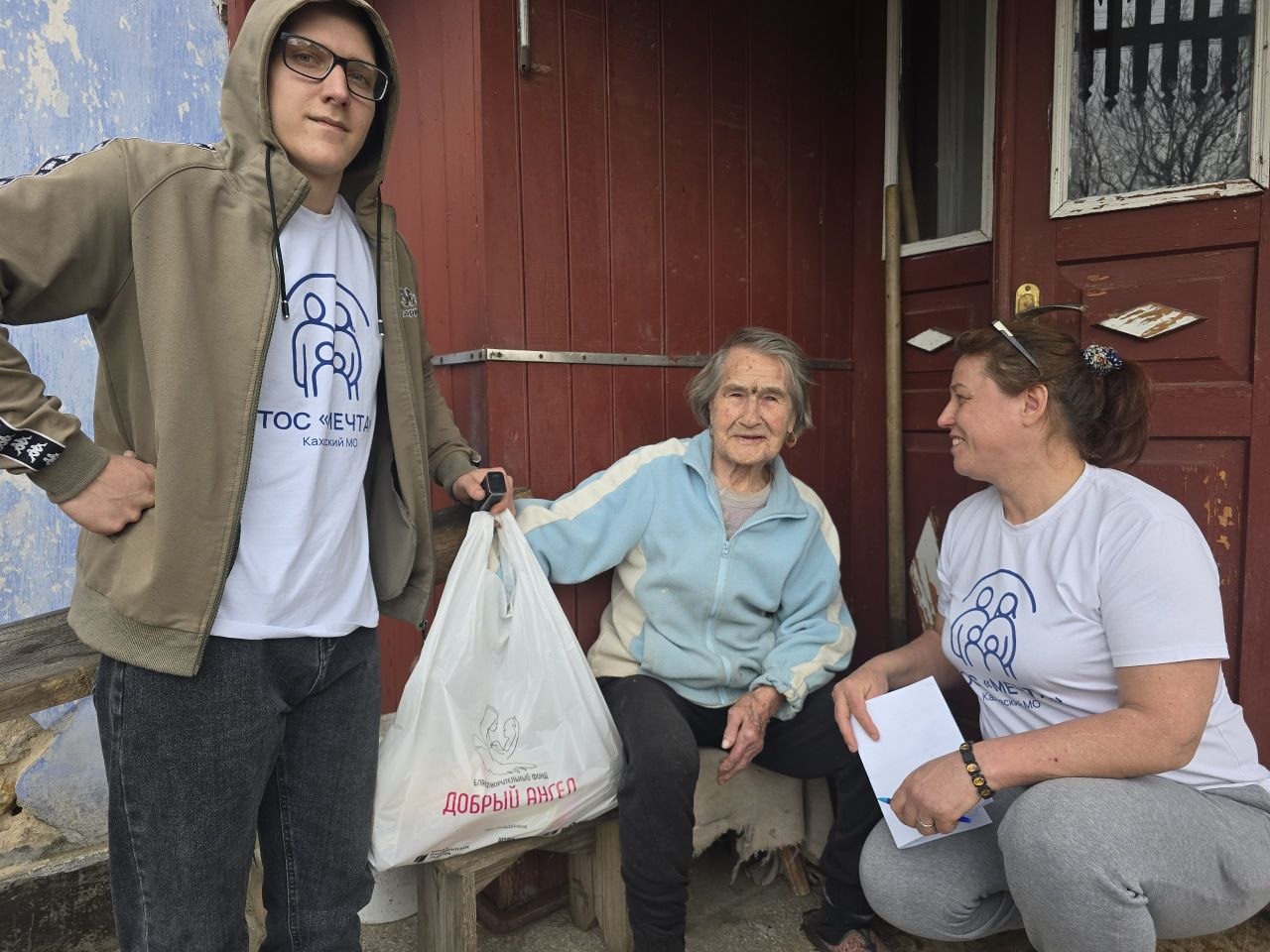 Активисты из ТОС "Мечта" доставили на дом гуманитарную помощь для малообеспеченных жителей Каховки