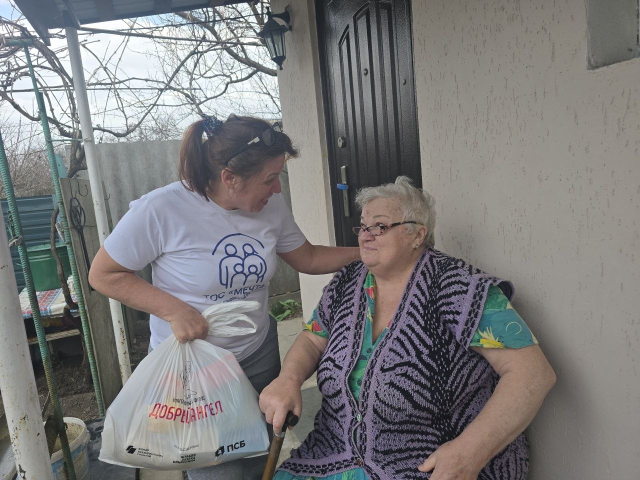 Активисты из ТОС "Мечта" доставили на дом гуманитарную помощь для малообеспеченных жителей Каховки Активисты из ТОС "Мечта" доставили на дом гуманитарную помощь для малообеспеченных жителей Каховки