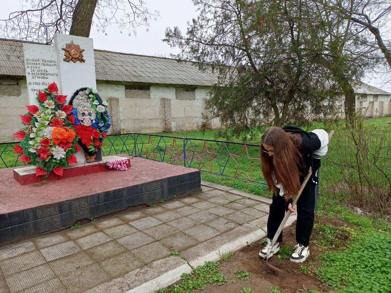 Ученики Чернянской школы навели порядок у братской могилы Ученики Чернянской школы навели порядок у братской могилы