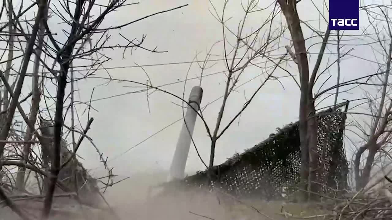 Артиллерийский расчет 152-мм гаубицы "Гиацинт-Б" группировки войск "Днепр" в Херсонской области нанес огневое поражения по пункту управления беспилотниками и укрытию, где находился личный состав ВСУ