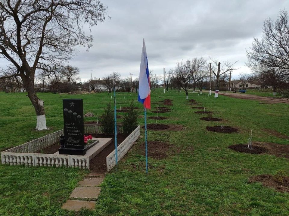Волонтеры "Единой России" привели в порядок памятники и воинские захоронения в Херсонской области Волонтеры "Единой России" привели в порядок памятники и воинские захоронения в Херсонской области