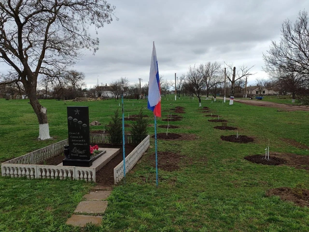 Волонтеры "Единой России" привели в порядок памятники и воинские захоронения в Херсонской области Волонтеры "Единой России" привели в порядок памятники и воинские захоронения в Херсонской области