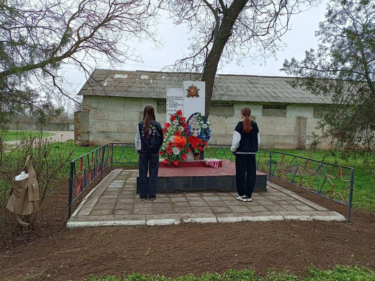 Ученики Чернянской школы навели порядок у братской могилы Ученики Чернянской школы навели порядок у братской могилы