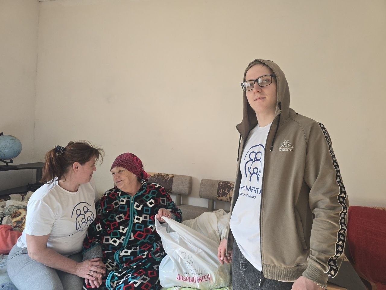 Активисты из ТОС "Мечта" доставили на дом гуманитарную помощь для малообеспеченных жителей Каховки Активисты из ТОС "Мечта" доставили на дом гуманитарную помощь для малообеспеченных жителей Каховки