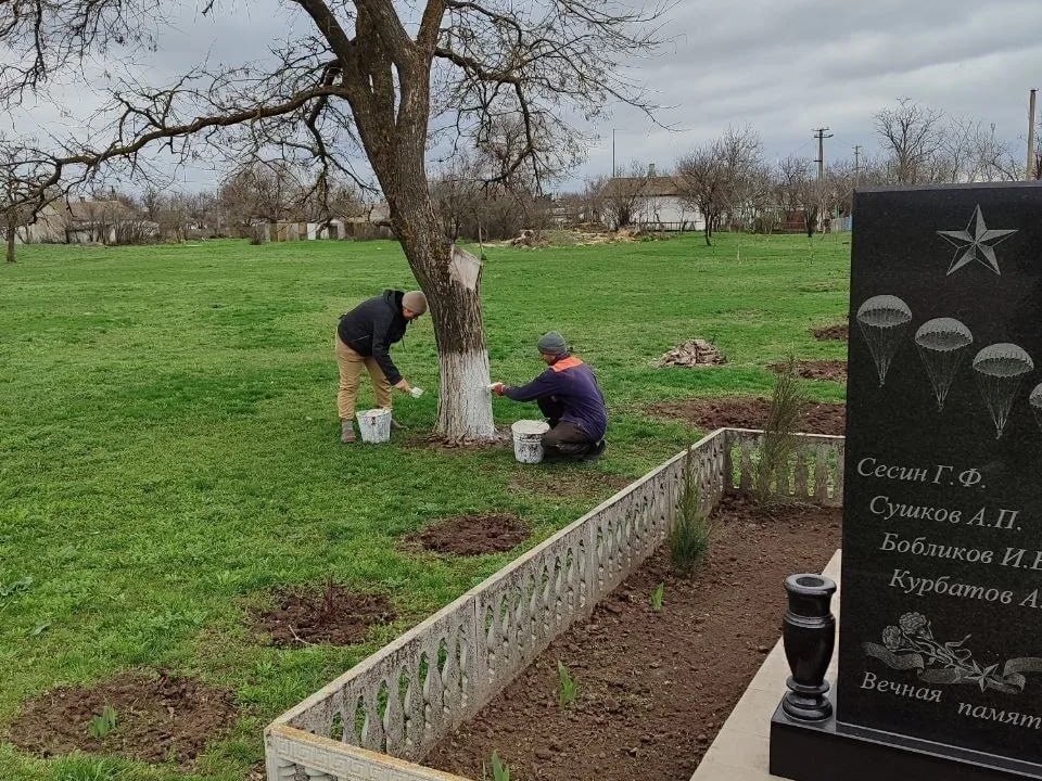 Волонтеры "Единой России" привели в порядок памятники и воинские захоронения в Херсонской области Волонтеры "Единой России" привели в порядок памятники и воинские захоронения в Херсонской области