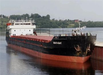 В акватории Азовского моря потерпело крушение судно типа "Волго-Балт" с грузом пшеницы, сообщил Владимир Сальдо