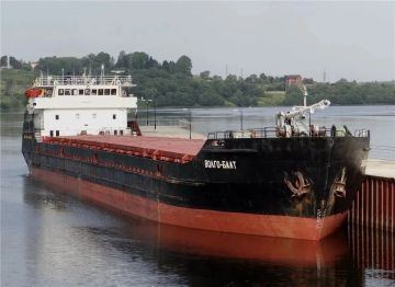 Сухогруз с пшеницей затонул в Азовском море — один человек погиб, двое пропали без вести, девять членов экипажа спаслись, сообщил губернатор Херсонской области