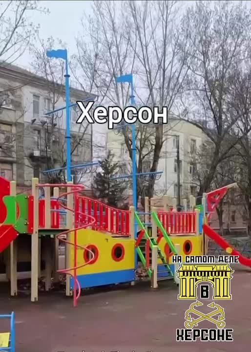 Пустая аллея, детская площадка без детей… Херсон, апрель