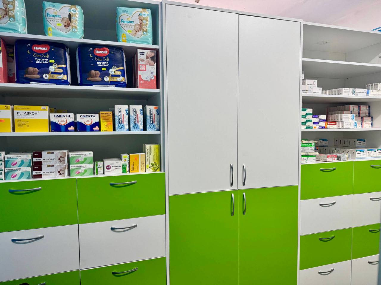 Оснащение государственного аптечного пункта в Чаплинке — установка витрины и прилавков Оснащение государственного аптечного пункта в Чаплинке — установка витрины и прилавков