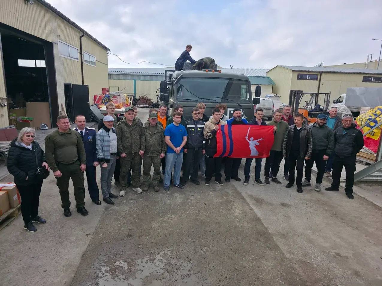 Волонтёры группы «Вместе за Родину» передали гуманитарную помощь в Херсонскую область Волонтёры группы «Вместе за Родину» передали гуманитарную помощь в Херсонскую область