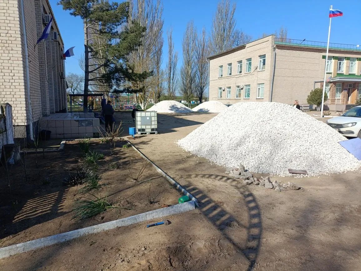 В Стрелковом началось строительство спортивной и детской площадки В Стрелковом началось строительство спортивной и детской площадки