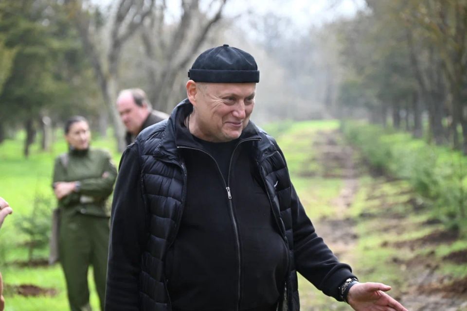 В Скадовске высадили 182 молодых ели в парке «Молодёжный» В Скадовске высадили 182 молодых ели в парке «Молодёжный»