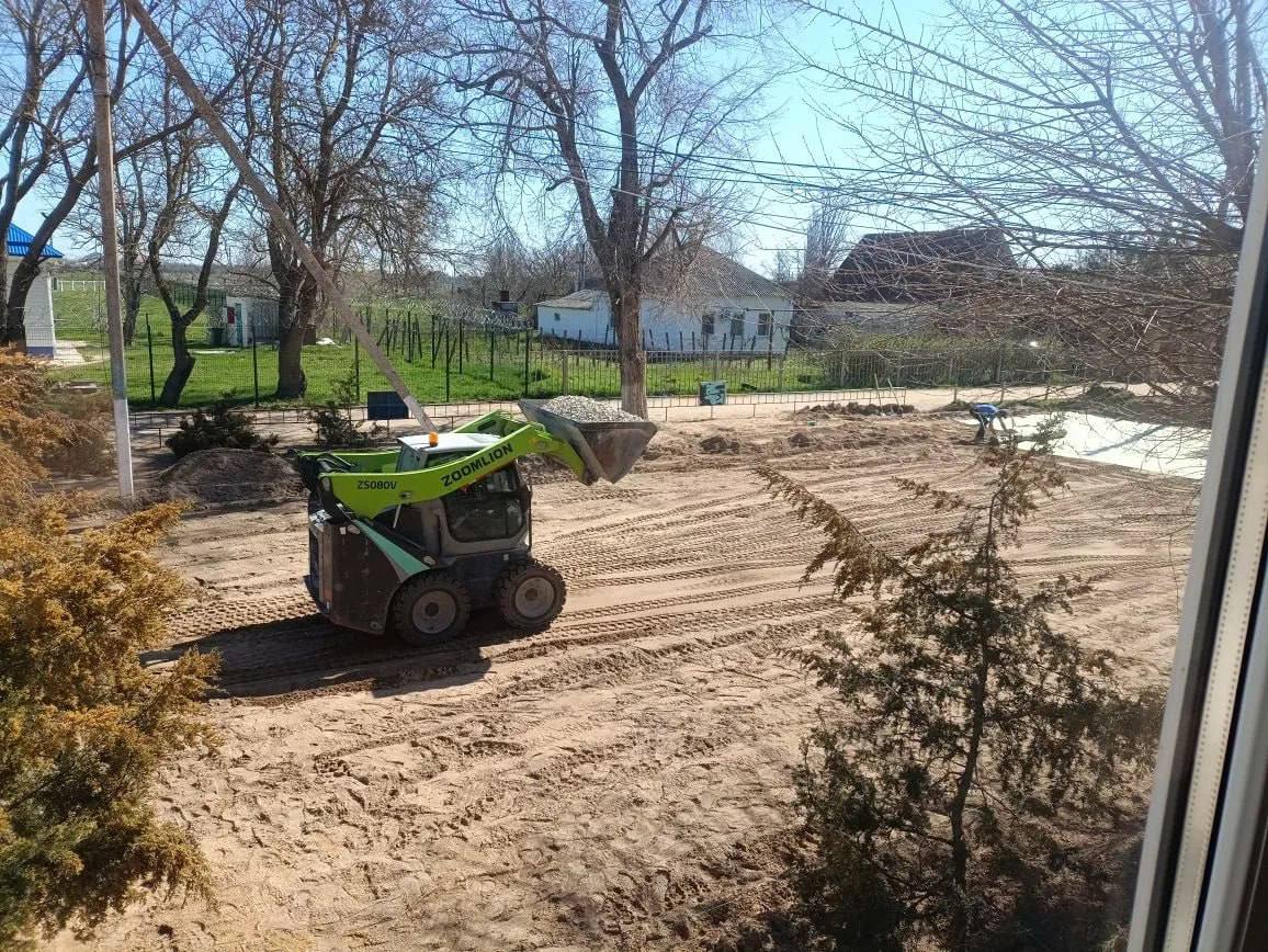 В селе Стрелковое Генического округа начали обустраивать новое пространство для спорта и отдыха – здесь появятся современные площадки для детей и взрослых