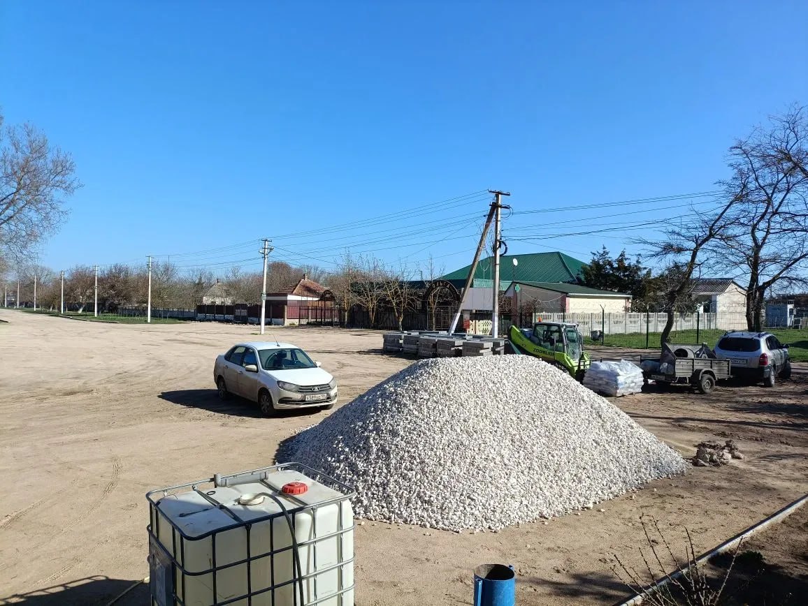 В Стрелковом началось строительство спортивной и детской площадки В Стрелковом началось строительство спортивной и детской площадки