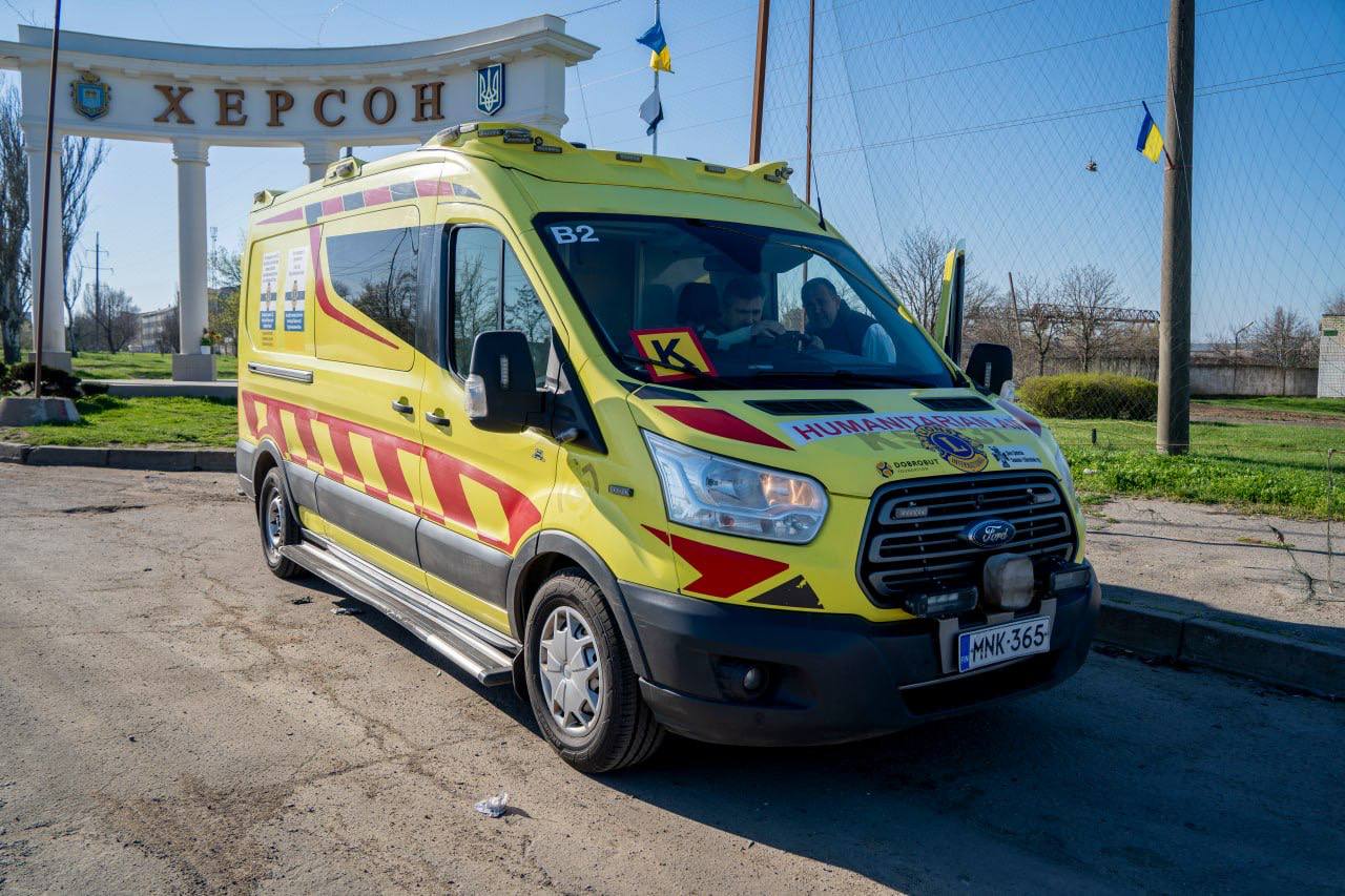 А на том берегу.... В Херсон продолжают поступать реанемобили. На этот раз из Финляндии