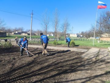 Активисты партии «Единая Россия» в Горностаевском округе благоустроили памятники погибшим солдатам Великой Отечественной войны в селе Константиновка