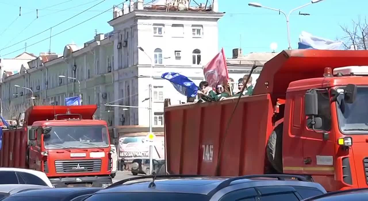 К 12-летию провозглашения ДНР Студотряды организовали автопробег и флешмоб, выстроив КАМАЗы в форме цифры «12»
