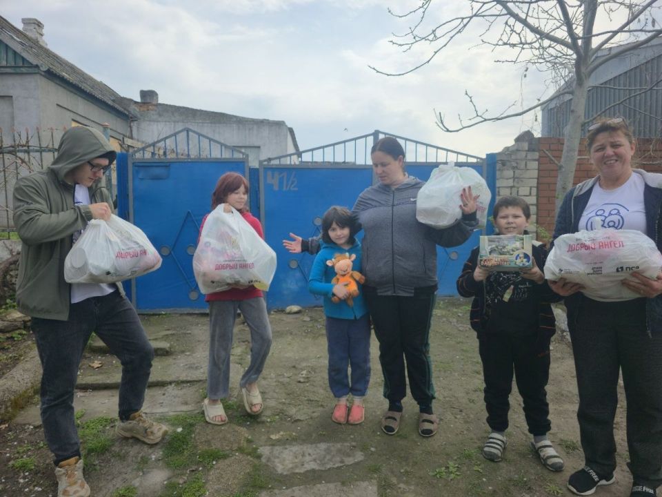 Активисты из ТОС "Мечта" доставили на дом гуманитарную помощь для малообеспеченных жителей Каховки Активисты из ТОС "Мечта" доставили на дом гуманитарную помощь для малообеспеченных жителей Каховки