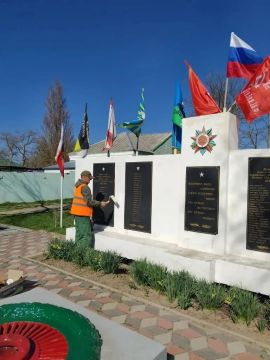 Работы по благоустройству и санитарной очистке «Азовкоммунсервис» продолжаются в Геническом округе