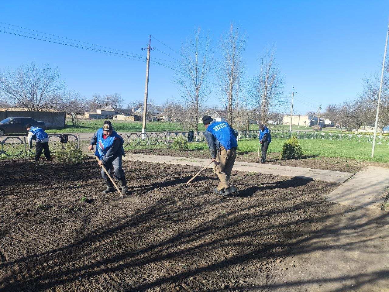 Активисты партии «Единая Россия» в Горностаевском округе благоустроили памятники погибшим солдатам Великой Отечественной войны в селе Константиновка Активисты партии «Единая Россия» в Горностаевском округе благоустроили памятники погибшим солдатам Великой Отечественной войны в селе Константиновка