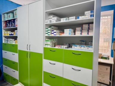 Оснащение государственного аптечного пункта в Чаплинке — установка витрины и прилавков