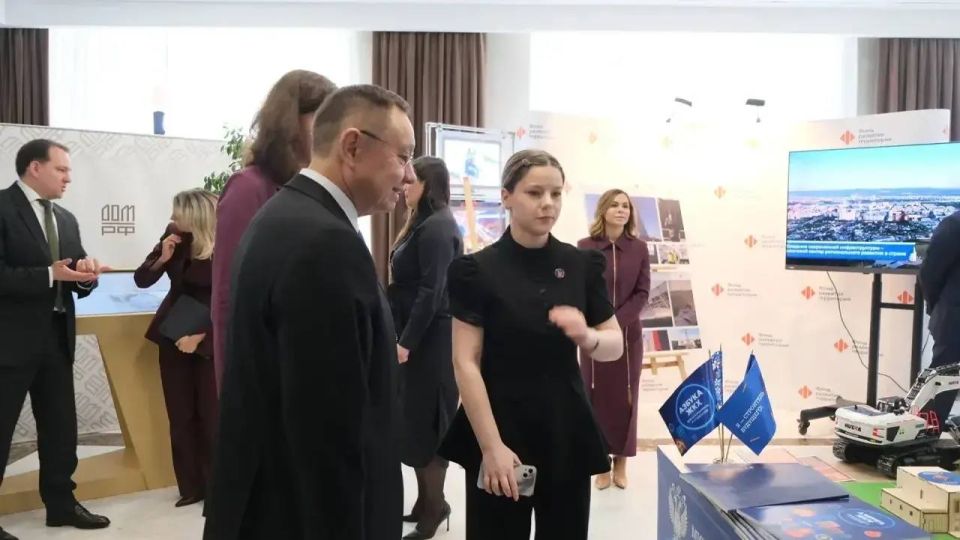 Экспозиция в здании Минстроя России в рамках Совместного заседания Коллегии Министерства и Комиссии Госсовета РФ по направлению «Инфраструктура для жизни» демонстрирует передовые решения научно-исследовательских... Экспозиция в здании Минстроя России в рамках Совместного заседания Коллегии Министерства и Комиссии Госсовета РФ по направлению «Инфраструктура для жизни» демонстрирует передовые решения научно-исследовательских...
