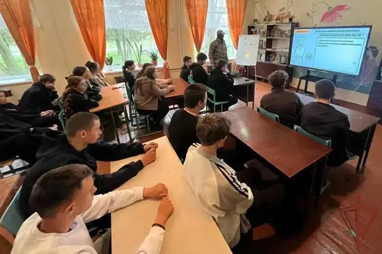 Росгвардейцы провели патриотические уроки для школьников Херсонской и Запорожской областей Росгвардейцы провели патриотические уроки для школьников Херсонской и Запорожской областей