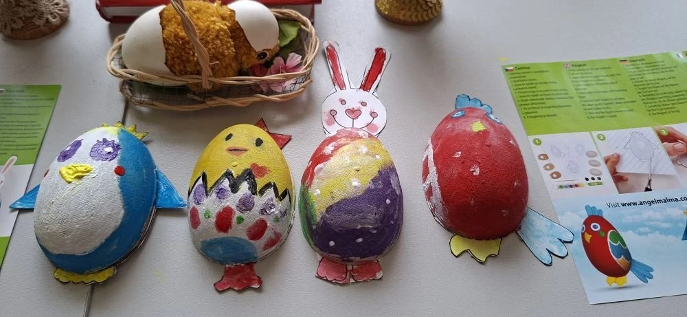 В Приморской библиотеке научили читателей украшать пасхальные яйца В Приморской библиотеке научили читателей украшать пасхальные яйца