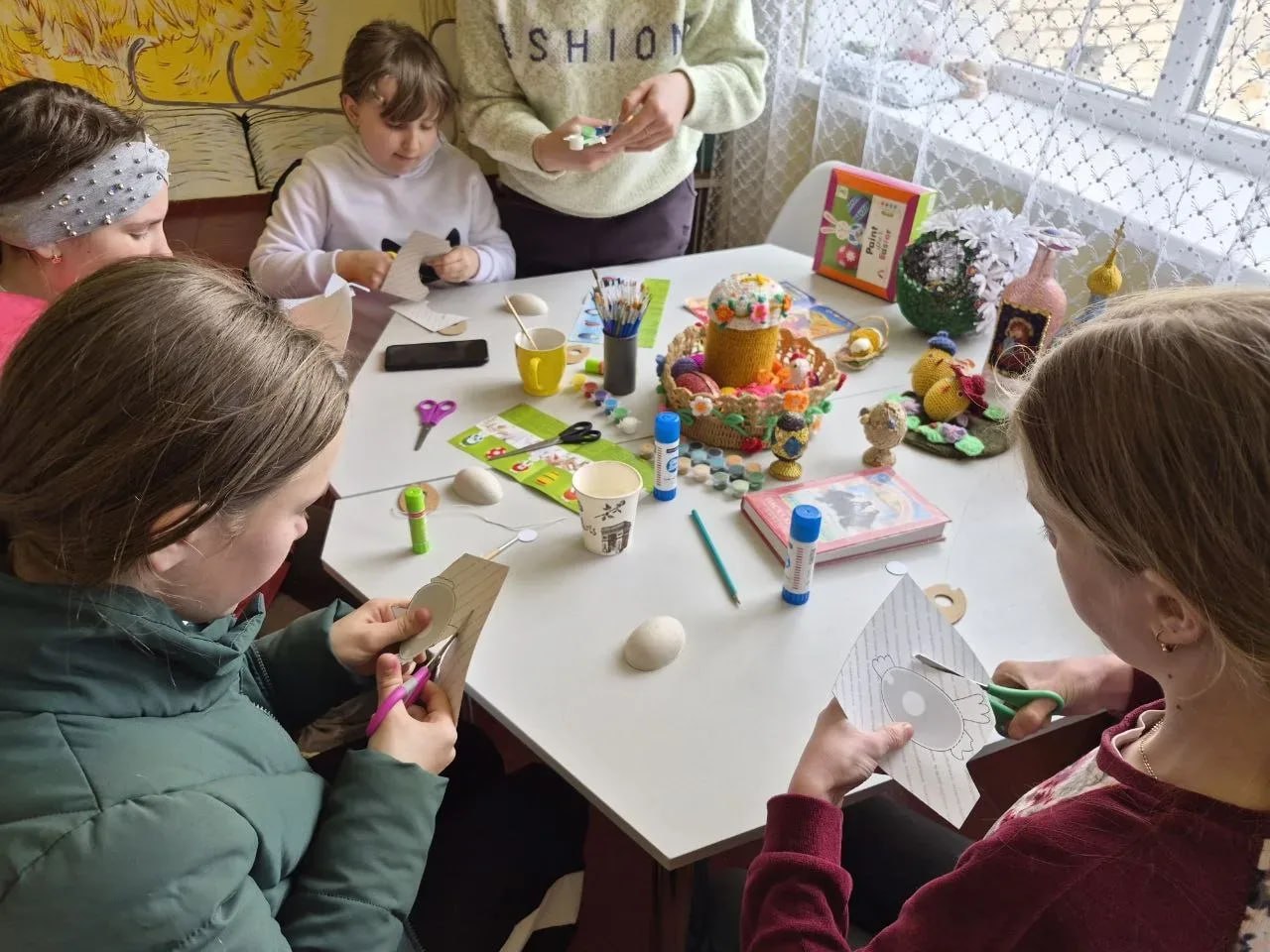 В Приморской библиотеке научили читателей украшать пасхальные яйца В Приморской библиотеке научили читателей украшать пасхальные яйца