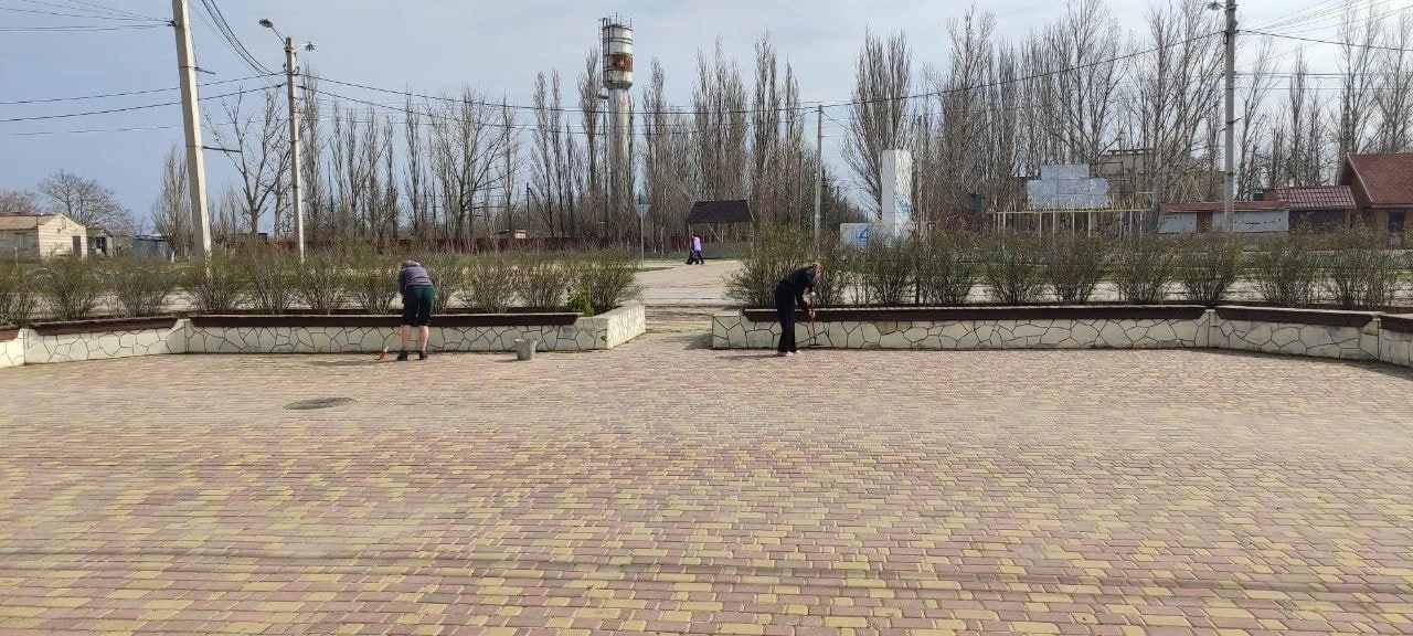 Коллектив сельского клуба села Геническая Горка внёс свой вклад в благоустройство родного села Коллектив сельского клуба села Геническая Горка внёс свой вклад в благоустройство родного села