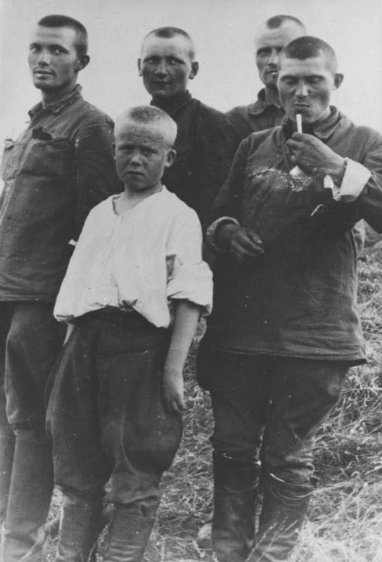 Начало выше на шаг.... "Готтхагдт спрашивает: откуда у русских сила? Почему бойцы Красной Армии не отдали Москвы? Почему они идут на великие подвиги, стремясь освободить плененные немцами города? Начало выше на шаг.... "Готтхагдт спрашивает: откуда у русских сила? Почему бойцы Красной Армии не отдали Москвы? Почему они идут на великие подвиги, стремясь освободить плененные немцами города?