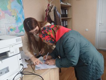 Выездная группа специалистов МФЦ помогает оформлять документы жителям отдаленных сел