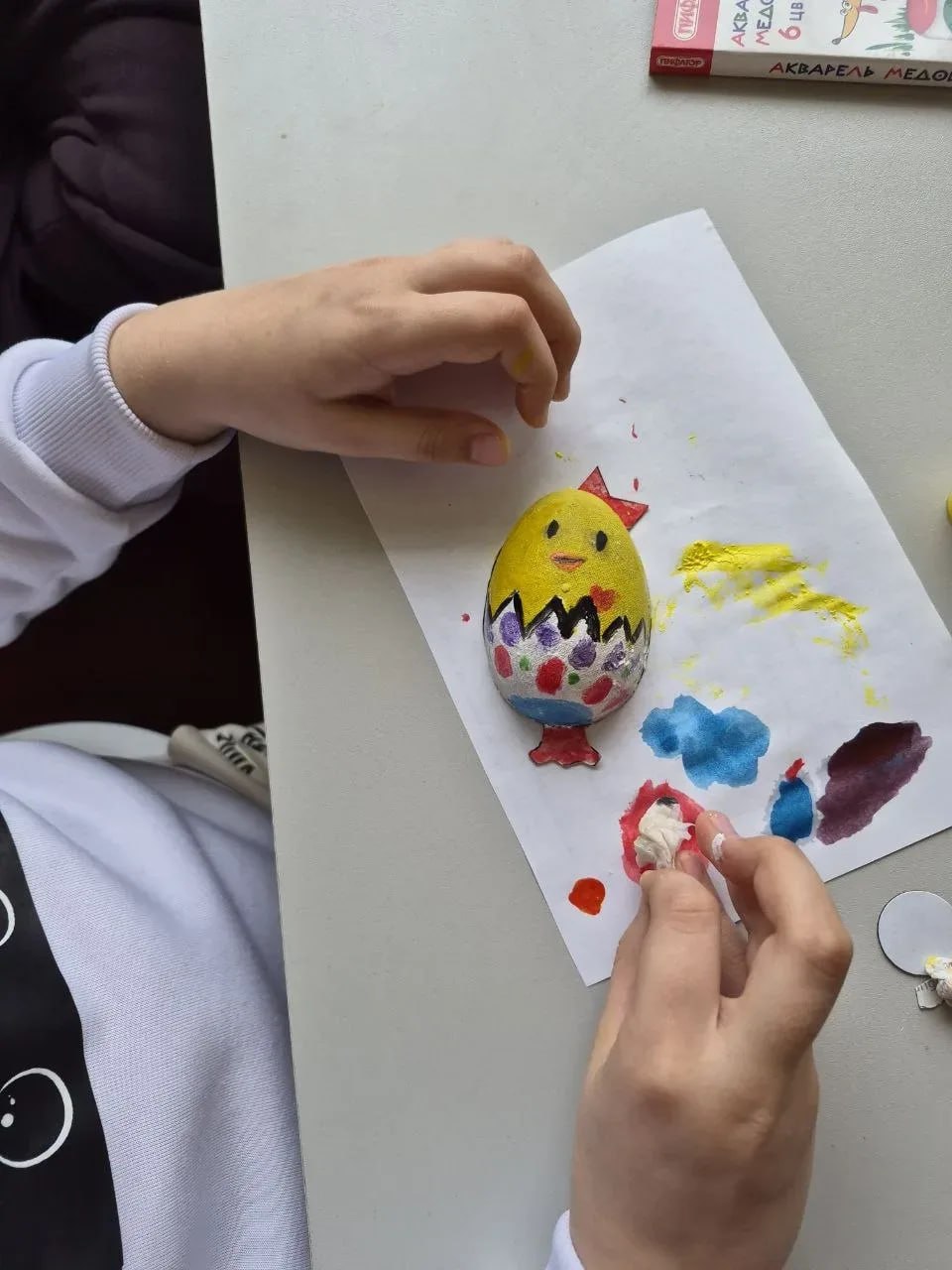 В Приморской библиотеке научили читателей украшать пасхальные яйца В Приморской библиотеке научили читателей украшать пасхальные яйца