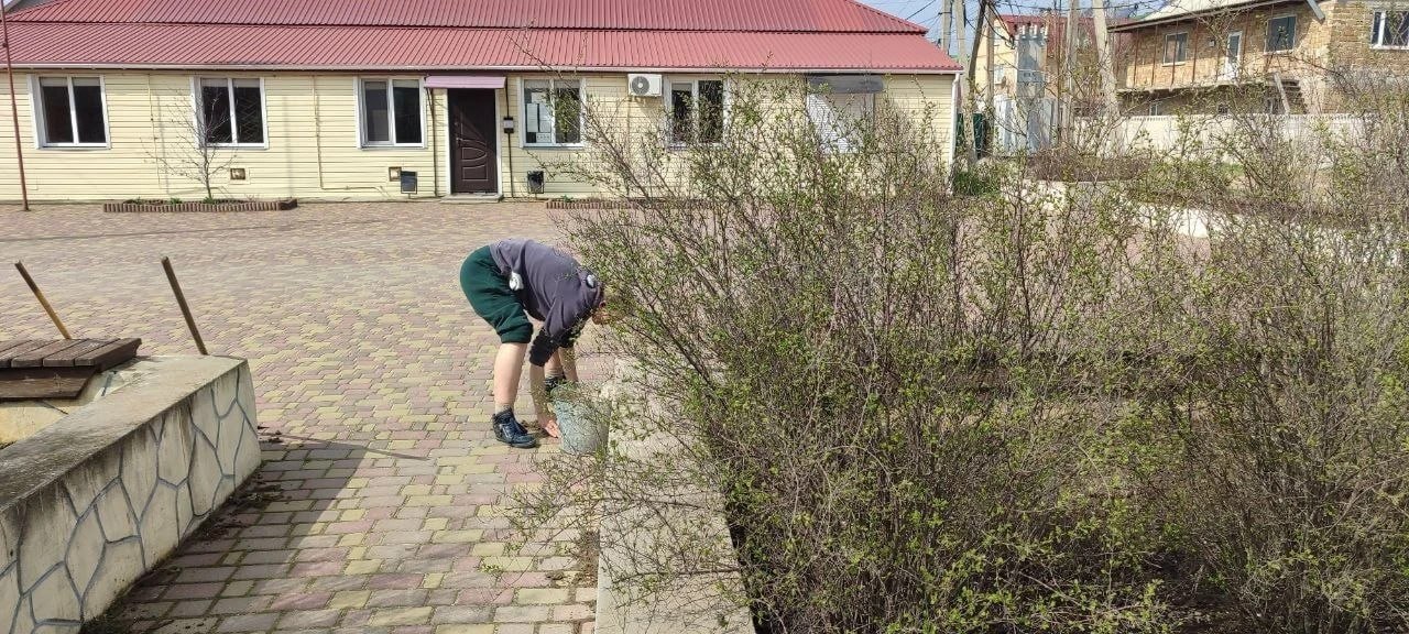 Коллектив сельского клуба села Геническая Горка внёс свой вклад в благоустройство родного села Коллектив сельского клуба села Геническая Горка внёс свой вклад в благоустройство родного села