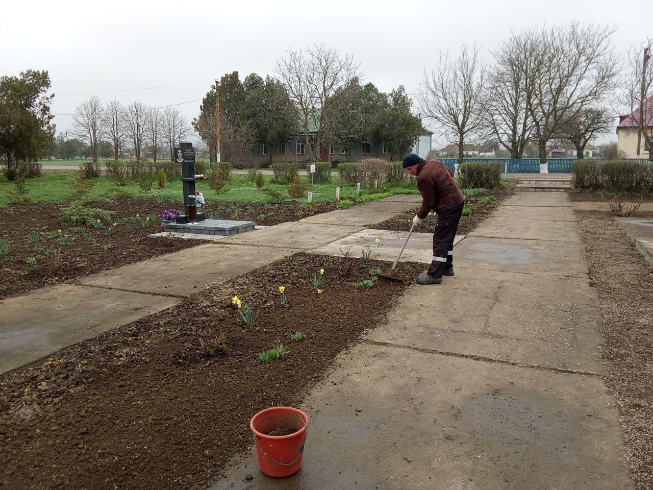 Малокаховские коммунальщики продолжают работы в рамках месячника весеннего благоустройства, объявленного Губернатором Херсонской области