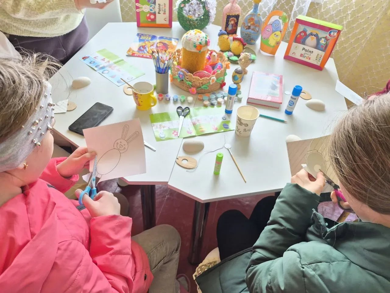 В Приморской библиотеке научили читателей украшать пасхальные яйца В Приморской библиотеке научили читателей украшать пасхальные яйца