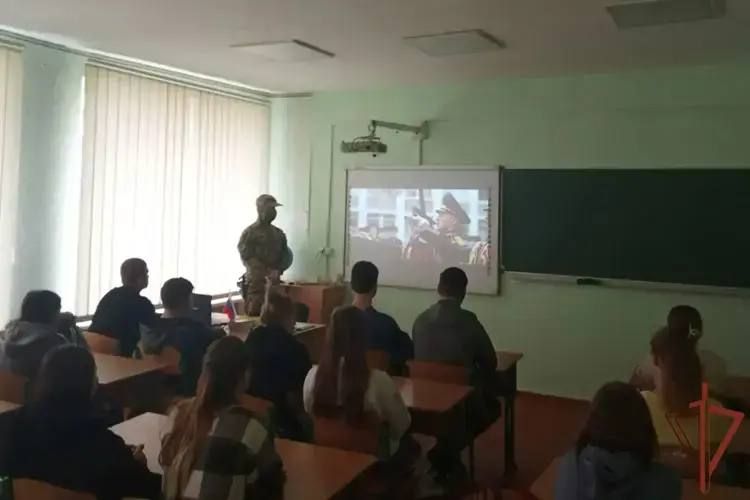 Росгвардейцы провели патриотические уроки для школьников Херсонской и Запорожской областей Росгвардейцы провели патриотические уроки для школьников Херсонской и Запорожской областей